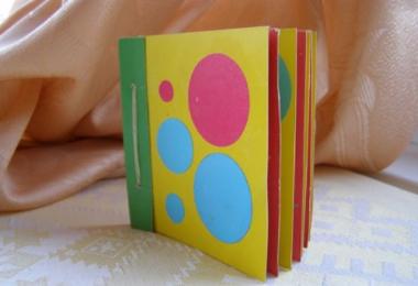 Як зробити дитячу книжку своїми руками - вибір відповідного варіанту та типу книги, поради, фото приклади Книжка іграшка своїми руками з паперу