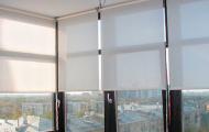 كيفية اختيار الستائر الدوارة لنوافذ الشرفات الستائر الدوارة للشرفات التي تسمح بدخول الضوء